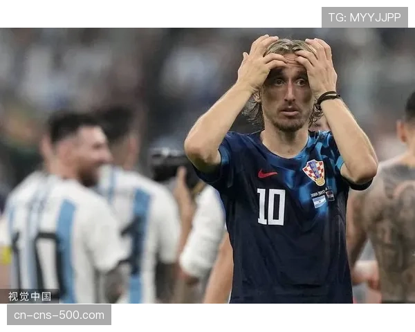 终场哨响，克罗地亚老将莫德里奇跪地掩面：热刺保级之路的沉重时刻